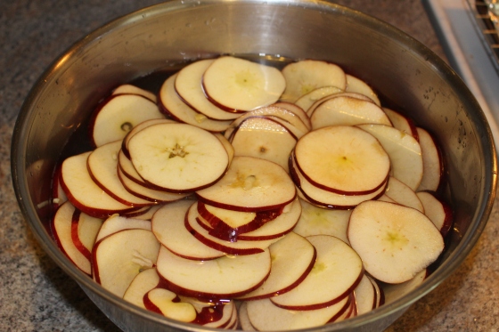 thinly sliced apples in lemon water 